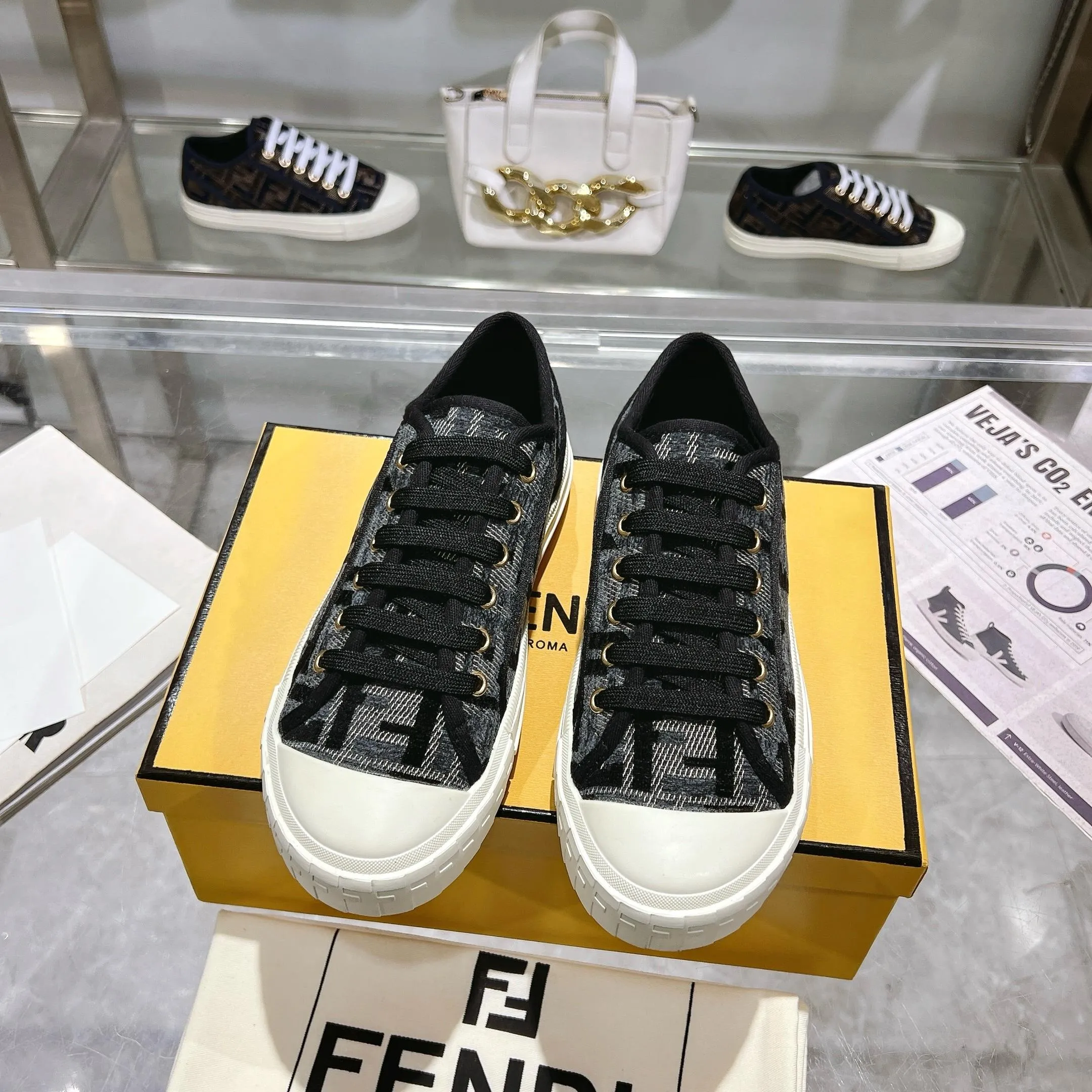 Couple style 💰460❤️Fendi Fendi's latest couple canvas shoes ❑ Fabric: Original customized imported jacquard canvas material ❑ Inner lining: Imported canvas material ❑ Sole: Original molded non-slip TPU outsole ❑ Bottom thickness: 2.5cm ❑ Size: Women's 35-40/Men's 39-45